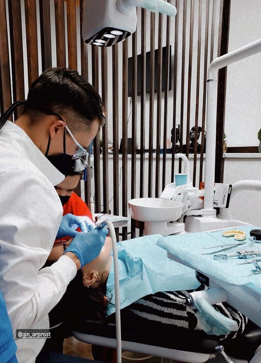 Doctor de ADENTA durante tratamiento dental