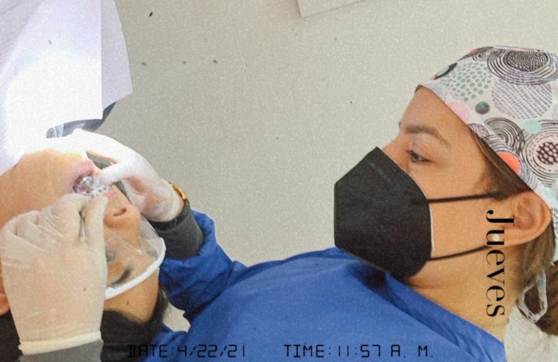 Dra. Diana Díaz de ADENTA durante atención dental